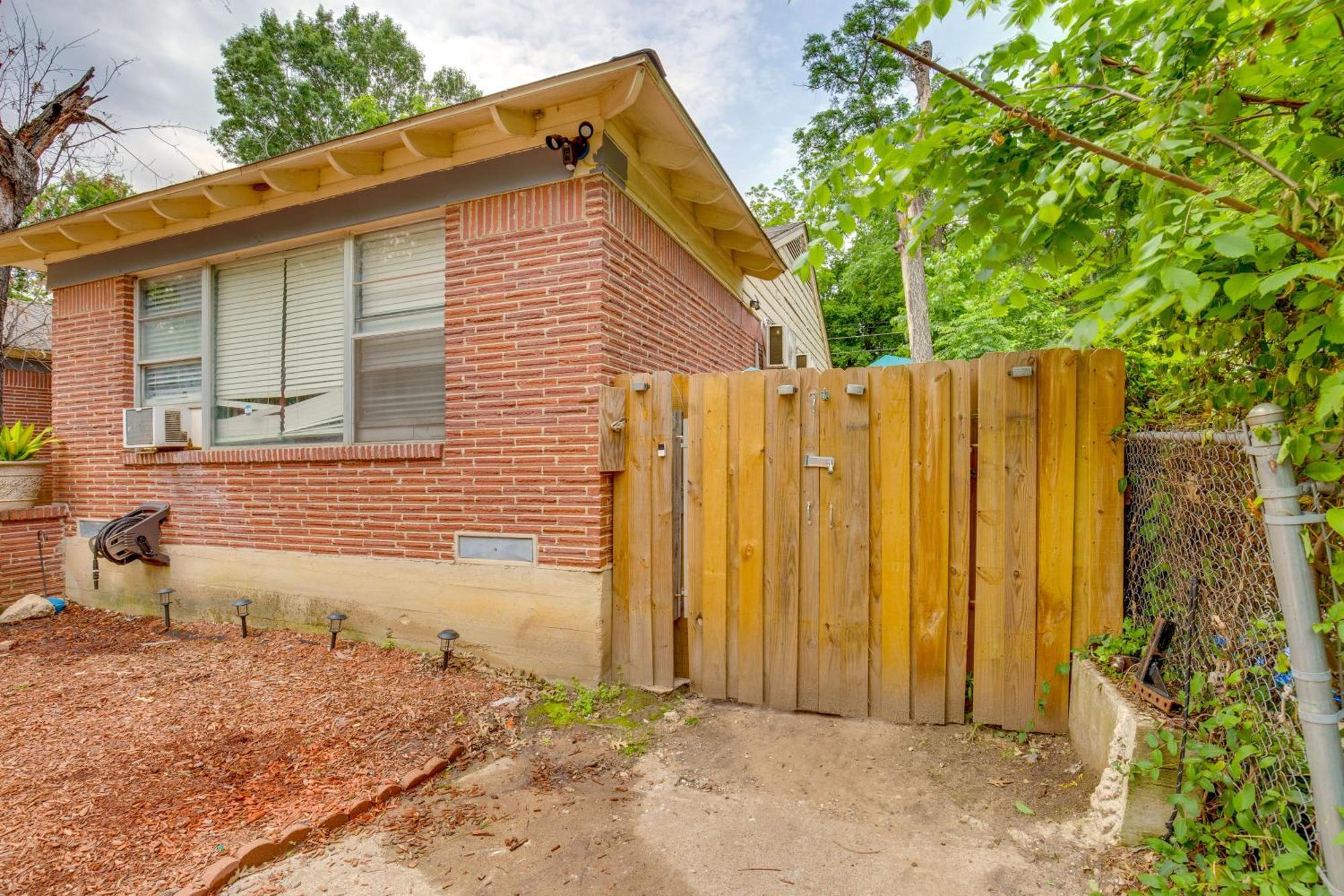 With Office - 4 Mi To Fair Park! Apartment